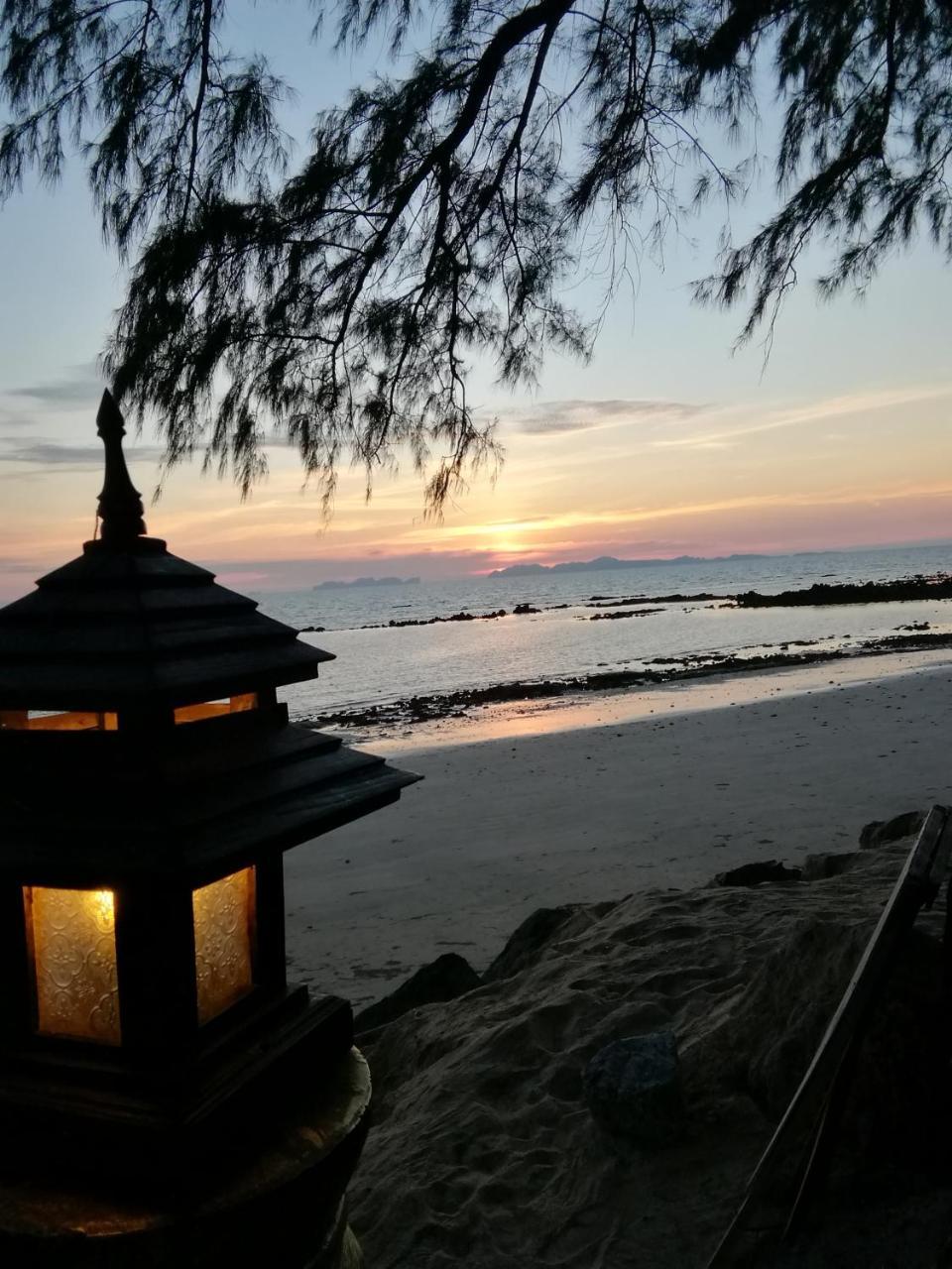 Andaman Beach Resort Koh Jum Esterno foto