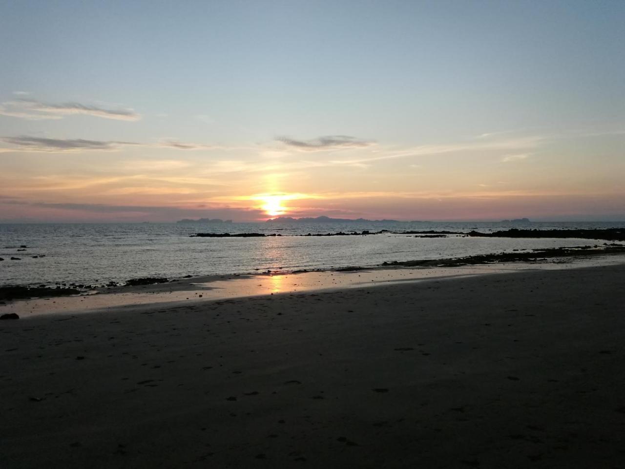 Andaman Beach Resort Koh Jum Esterno foto